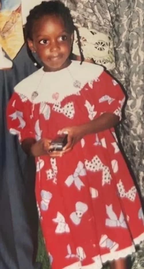 Macucu enfant, en robe rouge